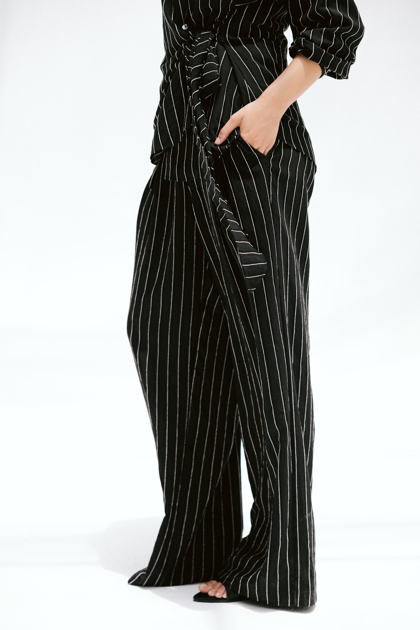 Retreat Set In Noir