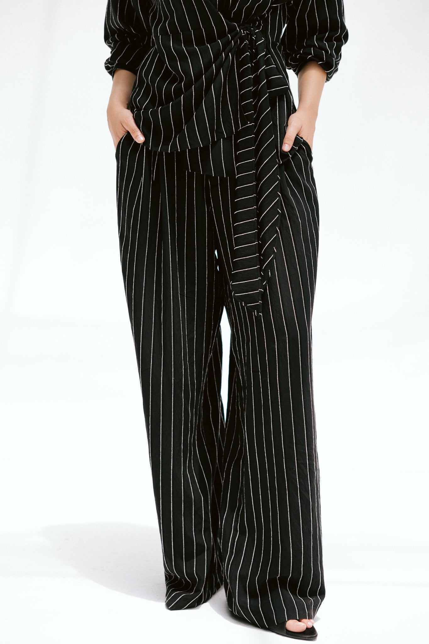 Retreat Set In Noir